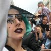 Lady Gaga quitte son hôtel parisien, lundi 13 juin 2011 dans l'après-midi.
