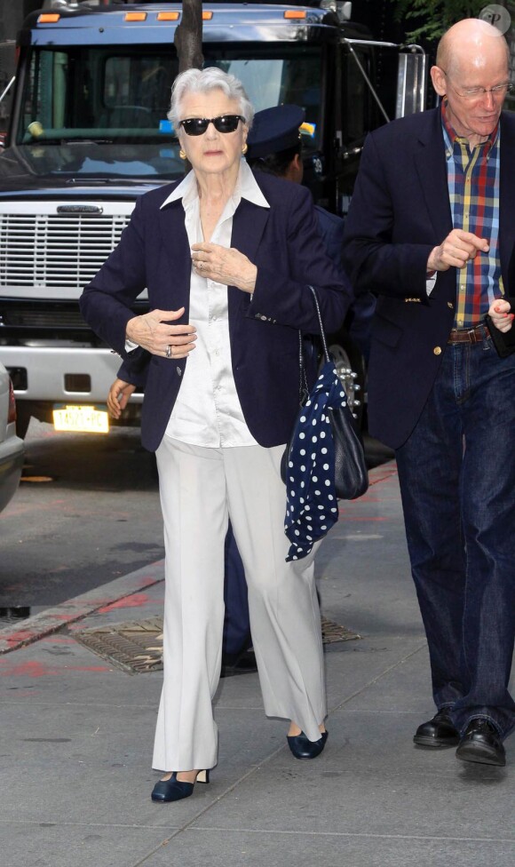 Angela Lansbury sort de l'enregistrement de l'émission Today Show, à New York, le 13 juin 2011.