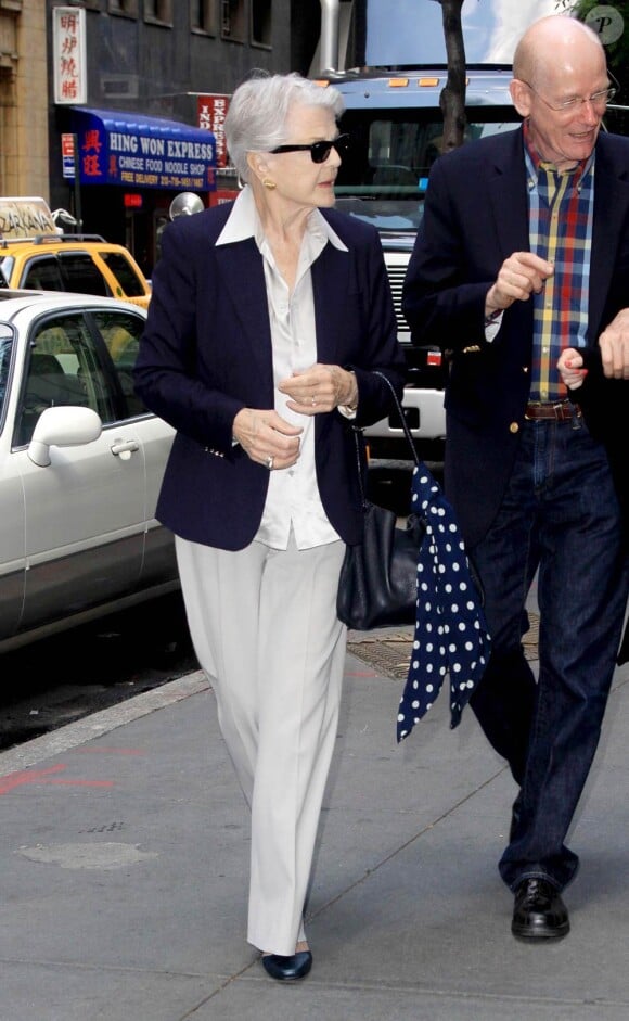 Angela Lansbury sort de l'enregistrement de l'émission Today Show, à New York, le 13 juin 2011.