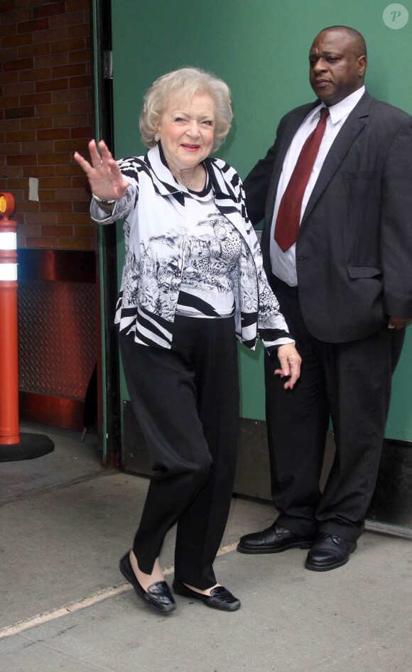 Betty White sort de l'enregistrement de l'émission Good Morning America, à New York, le 13 juin 2011.