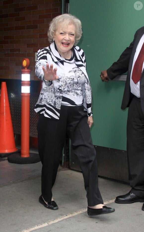 L'élégante Betty White sort de l'enregistrement de l'émission Good Morning America, à New York, le 13 juin 2011.