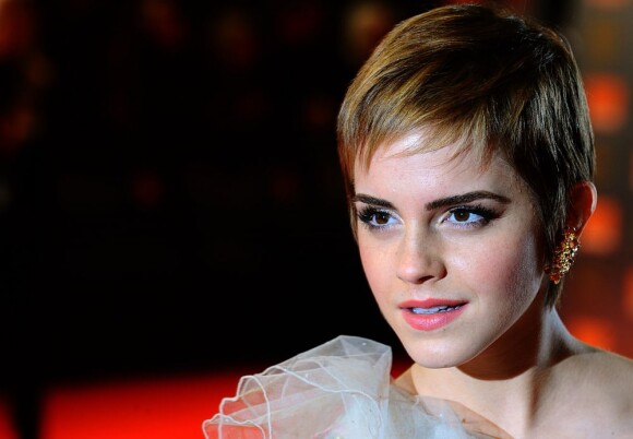 La ravissante Emma Watson se métamorphose en femme fatale. Londres, 13 février 2011