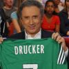Michel Drucker dans l'émission Vivement Dimanche en juin 2011
 