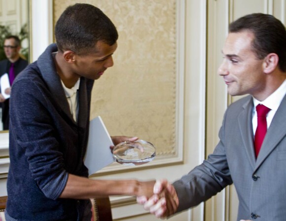 Stromae recevait le 14 juin 2011 les félicitations du Parlement de la communauté francophone, à Bruxelles.