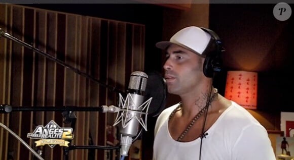 Sofiane en studio dans les anges de la télé-réalité 2 : Miami Dreams, le jeudi 16 juin 2011, sur NRJ 12.
