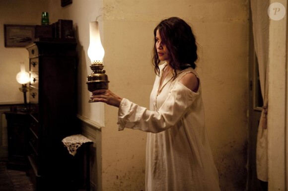 La belle Laetitia Casta dans Derrière les Murs, en salles le 6 juillet 2011.