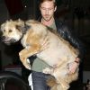 Ryan Gosling et son chien, à l'aéroport de LAX, repartent de Los Angeles, le 17 juin 2011.