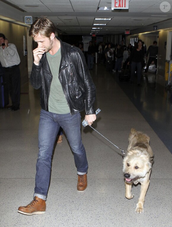 Ryan Gosling et son chien, à l'aéroport de LAX, repartent de Los Angeles, le 17 juin 2011.