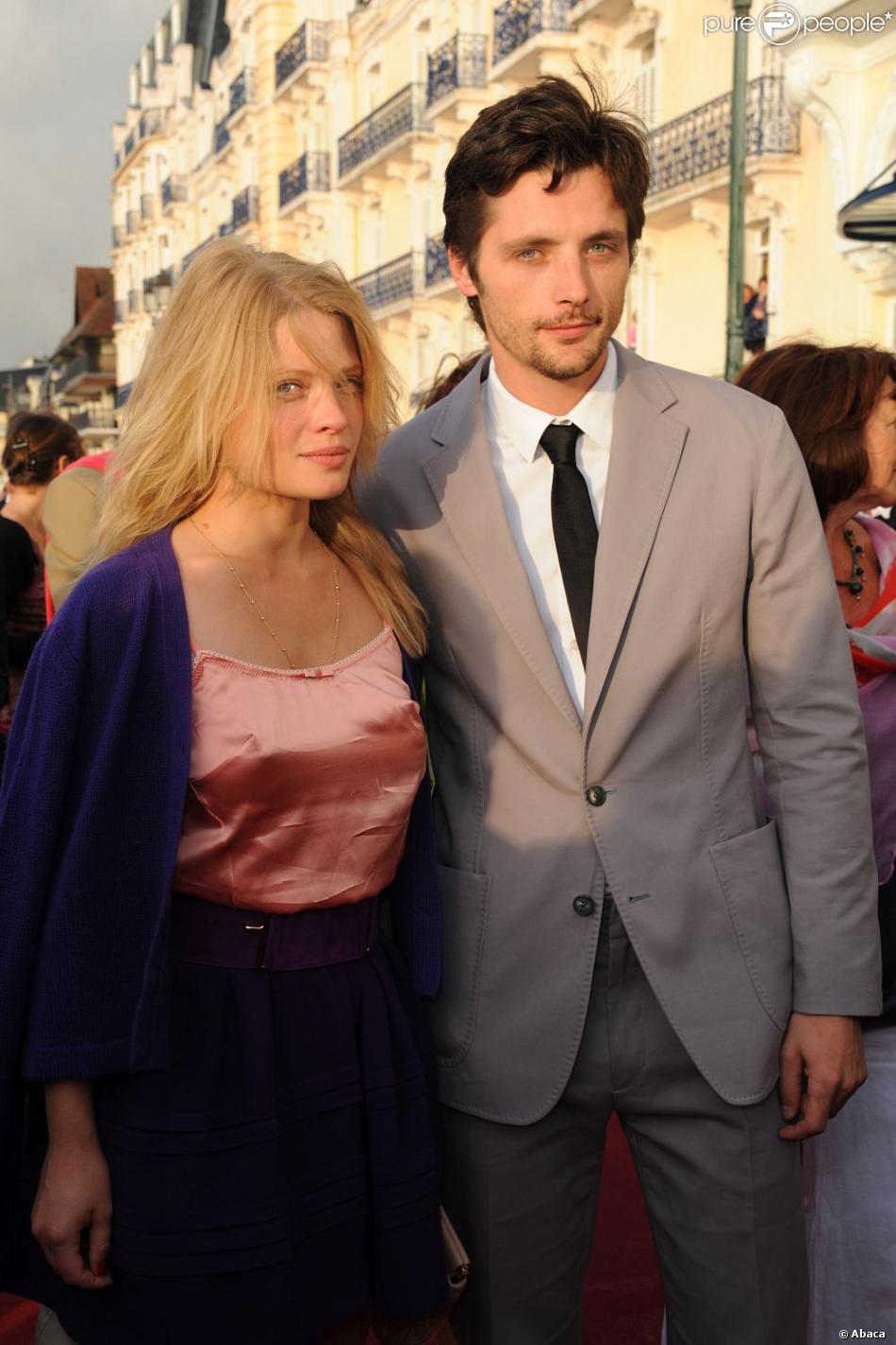 Mélanie Thierry et Raphaël Personnaz sur le tapis rouge lors de la