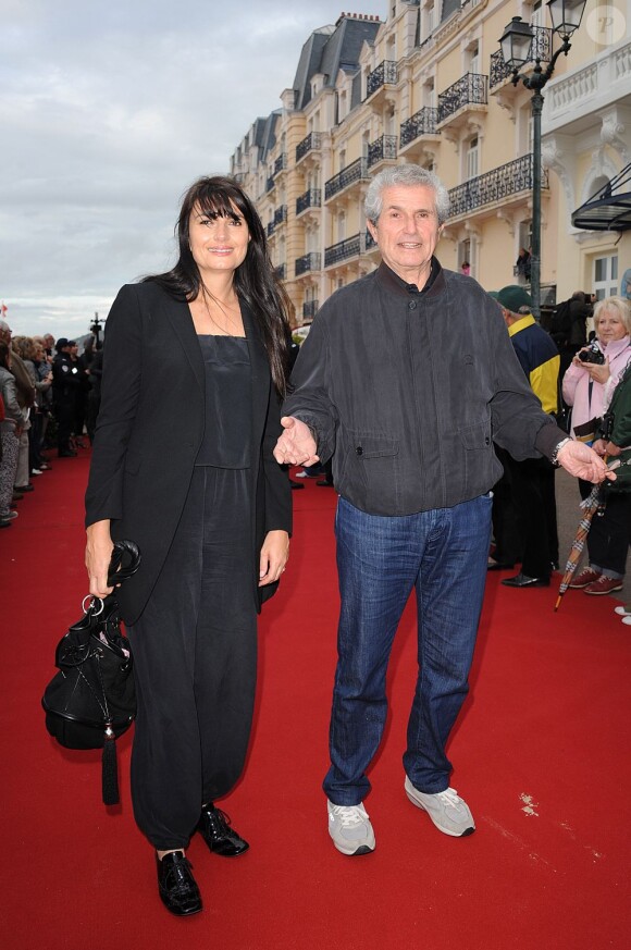 Claude Lelouch décontracté avec sa compagne Valérie sur le tapis rouge lors de la cérémonie de clôture du 25ème Festival du film de Cabourg 2011, le 18 juin 2011.