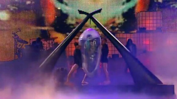 Lady Gaga aux Much Music Awards : Elle refait le coup du cocon !