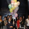 Soeur Marguerite et tous les candidats de télé réalité, lors du lancer de ballons, lors de la soirée de lancement officiel du clip Love is Love, au Palais Maillot, le 19 juin. 