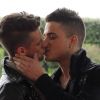 Benoît et William s'embrassent, lors de la soirée de lancement officiel du clip Love is Love, au Palais Maillot, le 19 juin. 