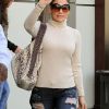 Jennifer Lopez perd de sa classe avec cet horrible jean troué. Los Angeles, 1e avril 2010