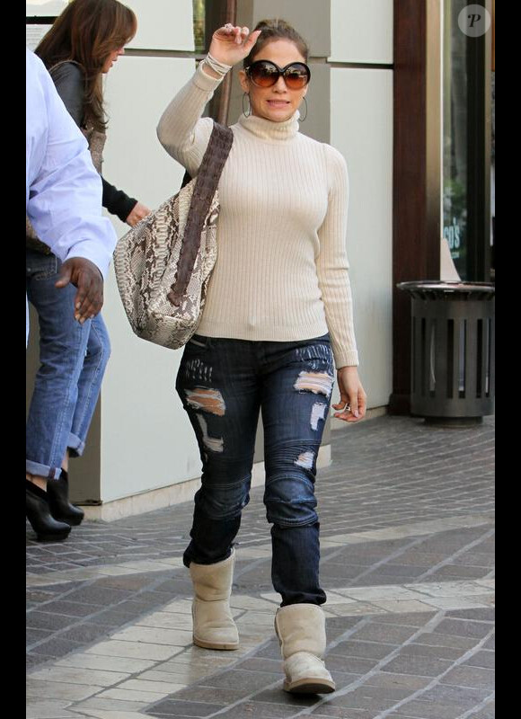 Jennifer Lopez perd de sa classe avec cet horrible jean troué. Los Angeles, 1e avril 2010
