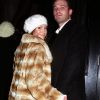 Jennifer Lopez en fait beaucoup trop avec sa fourrure bicolore, son chapeau blanc, sa robe en dentelles et ses escarpins noirs et blancs. Trop de styles tue le style ! 6 décembre 2002, New York. 