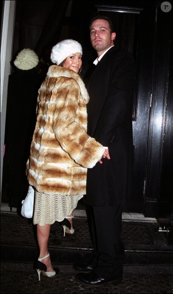 Jennifer Lopez en fait beaucoup trop avec sa fourrure bicolore, son chapeau blanc, sa robe en dentelles et ses escarpins noirs et blancs. Trop de styles tue le style ! 6 décembre 2002, New York. 