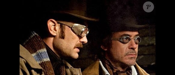 Jude Law, Robert Downey Jr. et leurs drôles de lunettes dans Sherlock Holmes 2, en salles le 25 janvier 2012.