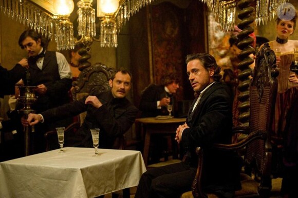 Les séduisants Jude Law et Robert Downey Jr. dans Sherlock Holmes 2, en salles le 25 janvier 2012.