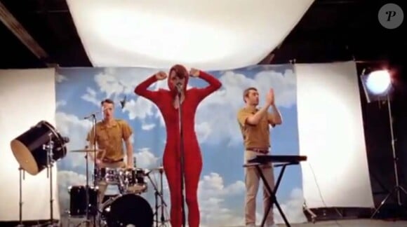 Images extraites du clip C'est pas une vie de Yelle tourné à Minneapolis, 2011.