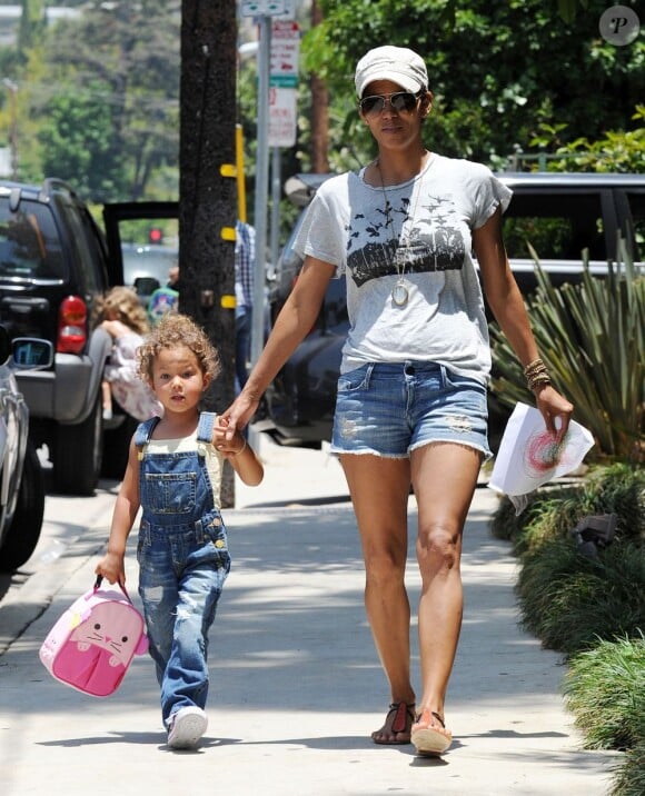 Comme toutes les mamans, Halle Berry va chercher sa fille de trois ans à l'école. Los Angeles, 22 juin 2011