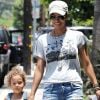 Halle Berry est ravissante et hyper lookée avec sa fille Nahla. Los Angeles, 22 juin 2011