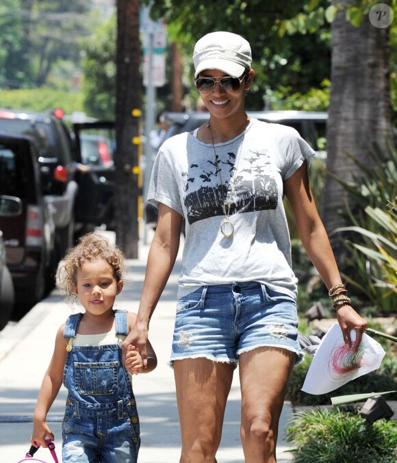 Halle Berry est ravissante et hyper lookée avec sa fille Nahla. Los Angeles, 22 juin 2011