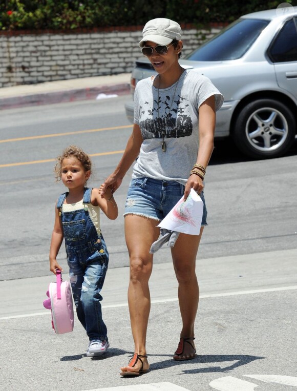 Halle Berry est une maman comme les autres... A un détail près : elle est une star hollywoodienne ! Los Angeles, 22 juin 2011