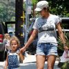 La petite Nahla est aussi lookée que sa maman star, Halle Berry. Los Angeles, 22 juin 2011