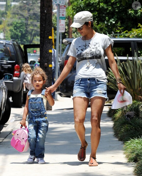 La petite Nahla est aussi lookée que sa maman star, Halle Berry. Los Angeles, 22 juin 2011