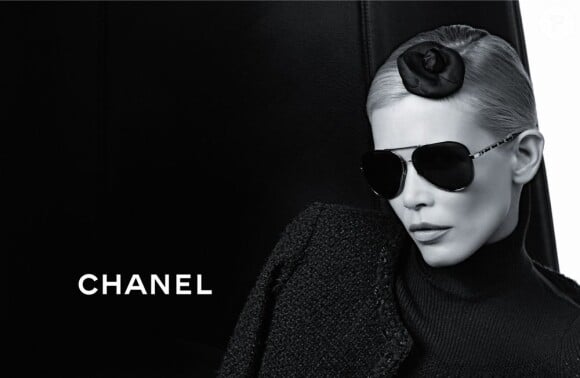 Claudia Schiffer pour la campagne Presige eyewear de Chanel