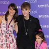 Justin Bieber pose avec des fans pour présenter sa nouvelle fragrance, Someday, au Macy's à New York, le 23 juin 2011