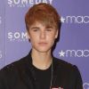 Justin Bieber pose avec des fans pour présenter sa nouvelle fragrance, Someday, au Macy's à New York, le 23 juin 2011