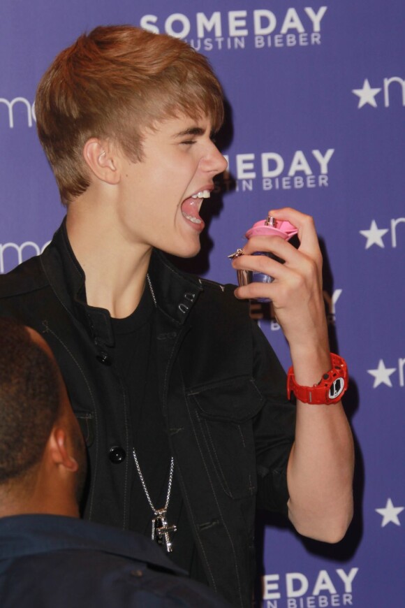 Justin Bieber, très caustique, mime un spray buccal, avec son parfum Someday, au Macy's à New York, le 23 juin 2011