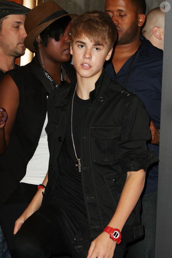 Justin Bieber sort du Macy's à New York, le 23 juin 2011, avant de se faire agresser