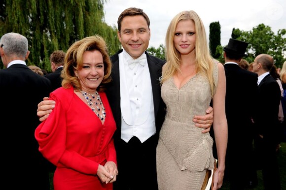 Caroline Gruosi-Scheufele, David Walliams et Lara Stone lors du 13e White Tie & Tiara Ball, en partenariat avec Chopard, au profit de la fondation Elton John Aids