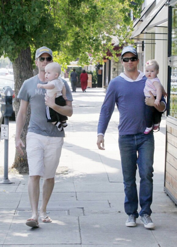 Neil Patrick Harris et son compagnon David Burtka et leurs jumeaux : Harper Grace and Gideon Scott, à Los Angeles, le 19 juin 2011. 