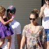 Jessica Alba et Cash Warren et leur fille s'octroie une petite promenade en famille dans les rues de Beverly Hills