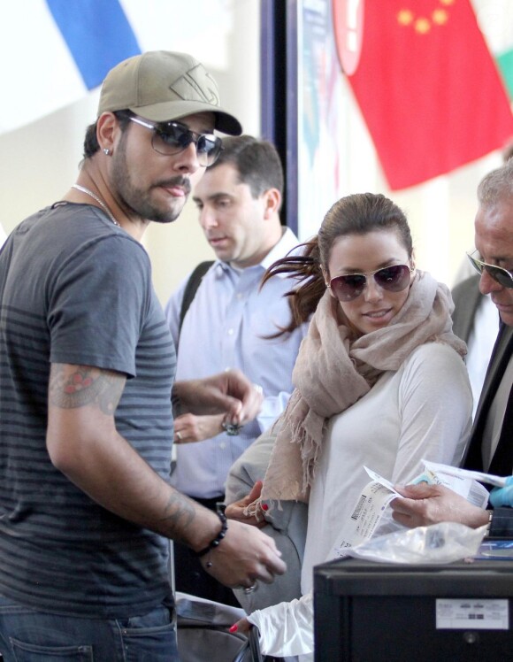 Eduardo Cruz et Eva Longoria à l'aéroport de Los Angeles le 9 mai 2011