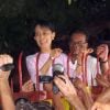 Aung San Suu Kyi, figure de l'opposition à la junte birmane et prix  Nobel de la paix, le jour de sa libération le 13 novembre 2010 à Rangoun  (Birmanie)