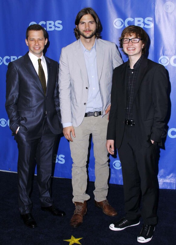 Ashton Kutcher et le casting de Mon oncle Charlie, Jon Cryer et Angus T. Jones, à New York, le 18 mai 2011.