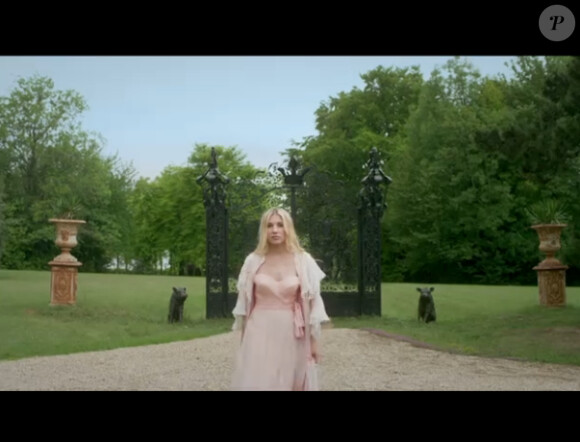 Nathalie Fauquette dans le clip de Encore, pour la comédie musicale Dracula, l'amour plus fort que la mort