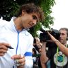 Rafael Nadal signe des autographes à Wimbledon le 28 juin 2011.