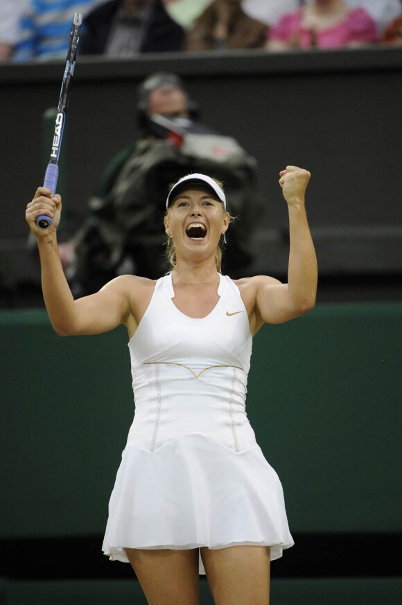 Sous les yeux de son fiancé Sasha Vujacic, Maria Sharapova a étrillé la Slovaque Cibulkova en quart de finale de Wimbledon le 28 juin 2011.