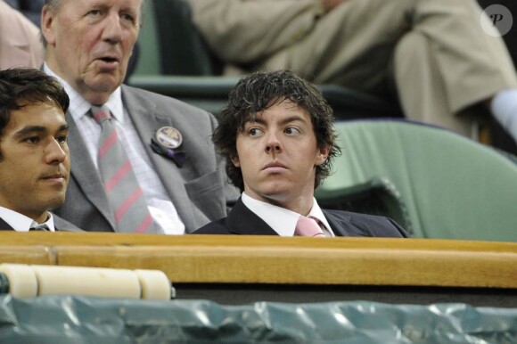 La nouvelle star du golf Rory Mcllroy a regardé Maria Sharapova étriller la Slovaque Cibulkova en quart de finale de Wimbledon le 28 juin 2011.