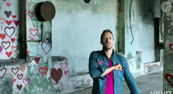Coldplay met de la couleur en cascade dans le clip de Every teardrop is a waterfall, premier extrait d'un cinquième album attendu pour l'automne 2011.