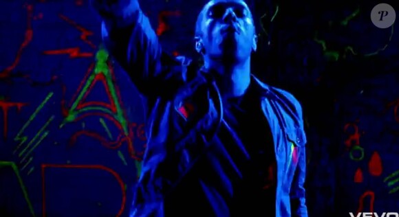 Coldplay met de la couleur en cascade dans le clip de Every teardrop is a waterfall, premier extrait d'un cinquième album attendu pour l'automne 2011.