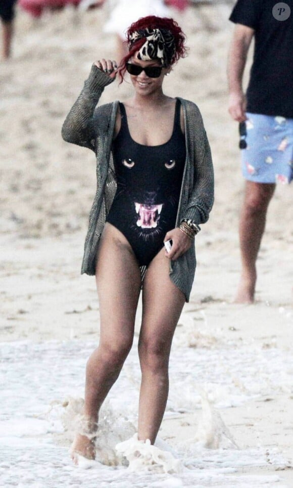 Avec sa vie à 200 à l'heure et ses performances scéniques, Rihanna dévoile à la plage un corps sculptural. Barbade, 26 décembre 2010