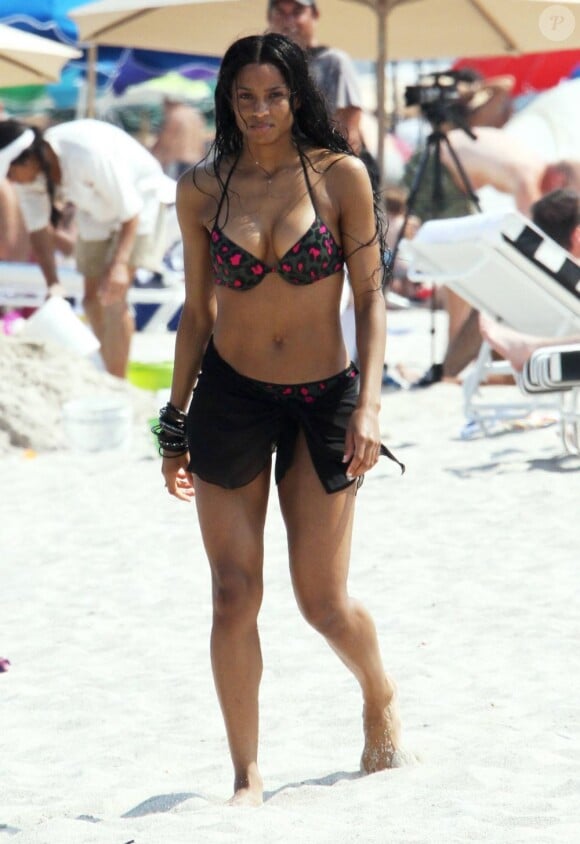Pulpeuse et athlétique, Ciara affiche une sihouette de rêve. Miami, 14 mai 2011