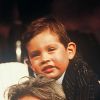 Lulu sur les épaules de son père Serge Gainsbourg, en 1988.